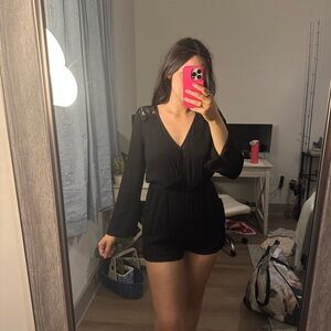 Doe & Rae Black V-Neck Long Sleeve Romper